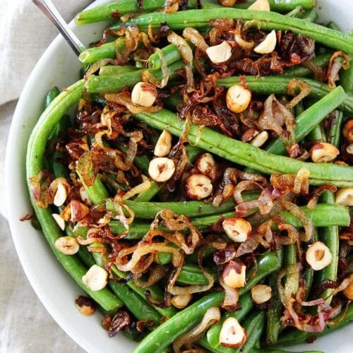https://www.twopeasandtheirpod.com/wp-content/uploads/2016/11/Green-Beans-with-Brown-Butter-Crispy-Shallots-and-Hazelnuts-3-500x500.jpg