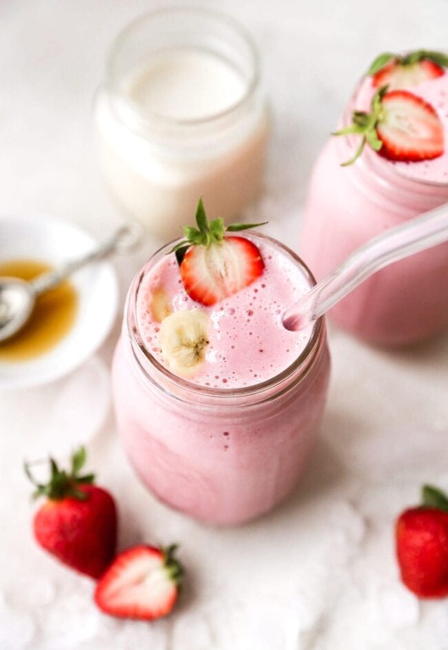 Healthy Strawberry Smoothie (4 Ingredients!)