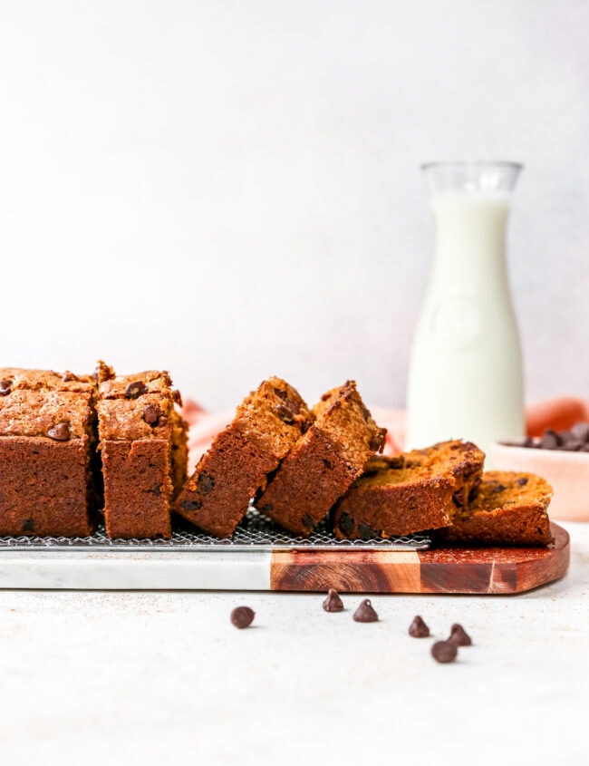 pumpkin chocolate chip bread in plakjes gesneden met melk