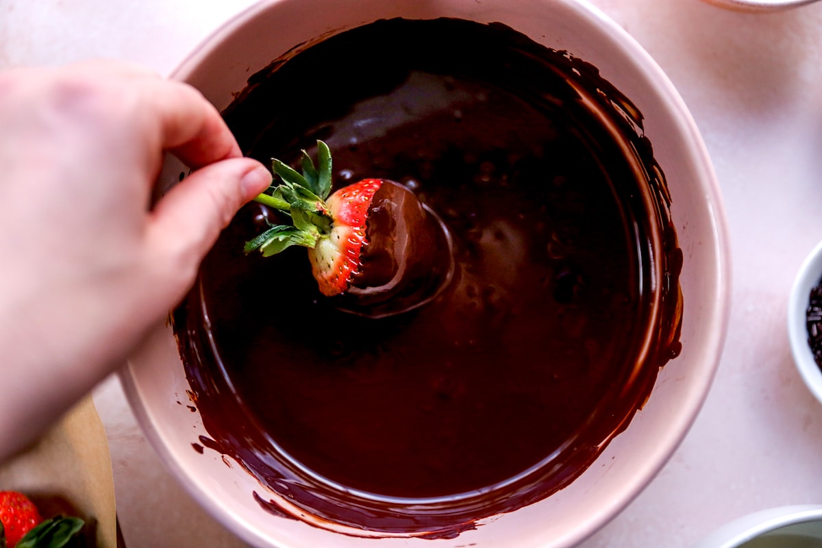 Chocolate Covered Strawberries {EASY} - Two Peas & Their Pod