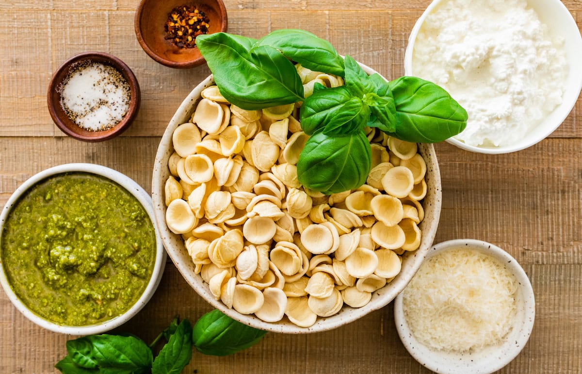 ingredients to make creamy pesto pasta. 